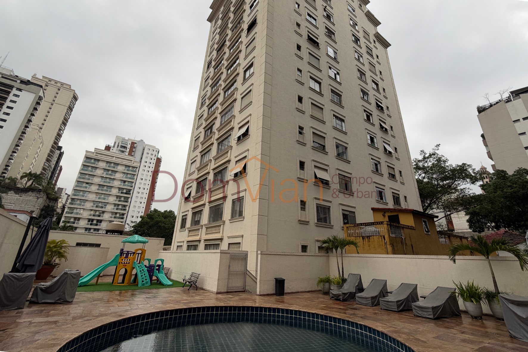 Apartamento com móveis planejados e com escritório em Pinheiros